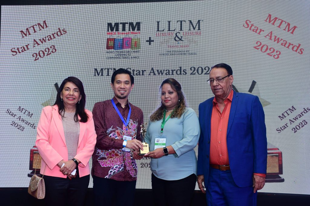 T.Ediwanto T.Eddie, Deputy Director, Malaysia Tourism Promotion Board gives away a MTM Star Awards